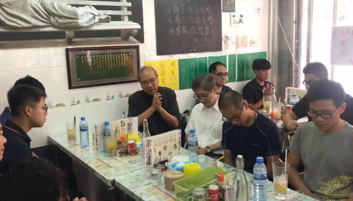 夏志誠輔理主教到喜樂小店帶領祈禱。（圖：喜樂小店臉書）