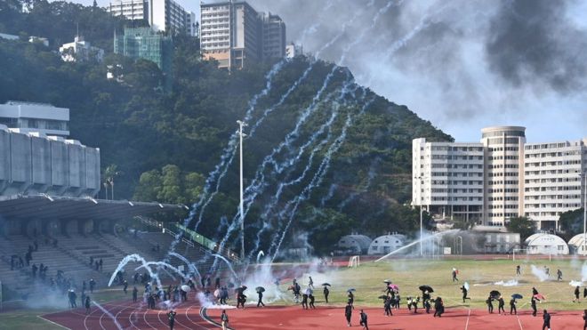 警方在中文大學施放過百枚催淚彈。（圖：GETTY IMAGES）
