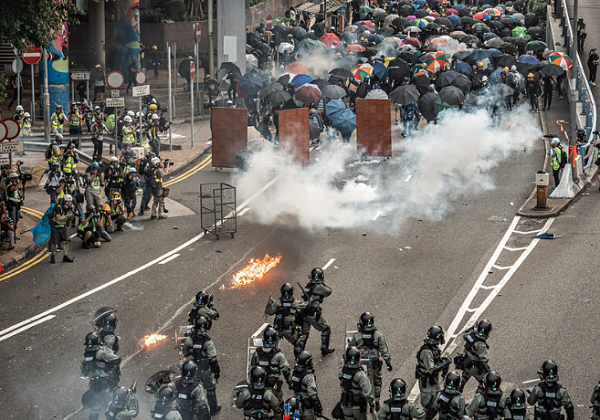 警民在激烈衝突中施放大量催淚彈。(圖：網絡)
