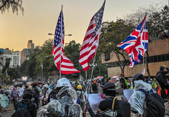 香港示威者手持美英國旗爭取民主冀國際社會關注。（圖：Studio Incendo）