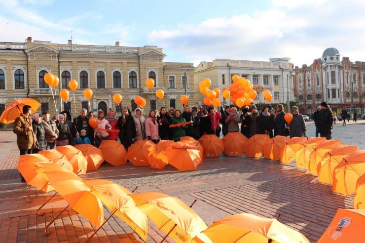 烏克蘭婦女高舉橙球參與16天抗暴運動。（圖：聯合國烏克蘭網）