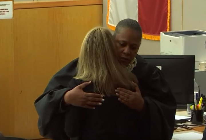 法官塔米·肯普擁抱判刑的女警。（圖：視頻擷圖）