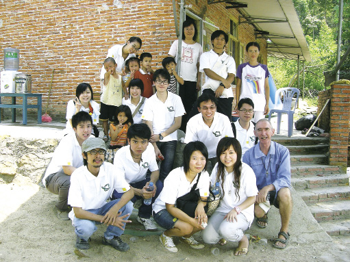胡頌恒神父［前排右一］與學生到肇慶探訪馬可波羅中心的失學兒童。（圖：公教報）