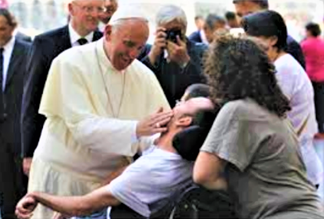 教宗方濟各慰問殘疾人士。（圖：梵蒂岡新聞網）