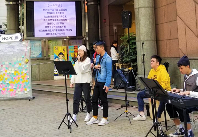 循道衞理教會舉行為香港禱告40天，信徒在教堂外頌唱。（圖：循道衞理聯合教會香港堂）