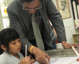 陳在惠牧師探訪花蓮星光班的小朋友。（圖：種籽公益慈善協會臉書）