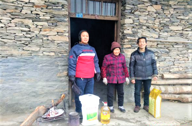 陝西省白河縣基督教會探訪周邊地區同工送糧油。（圖：陝西基督教網） 