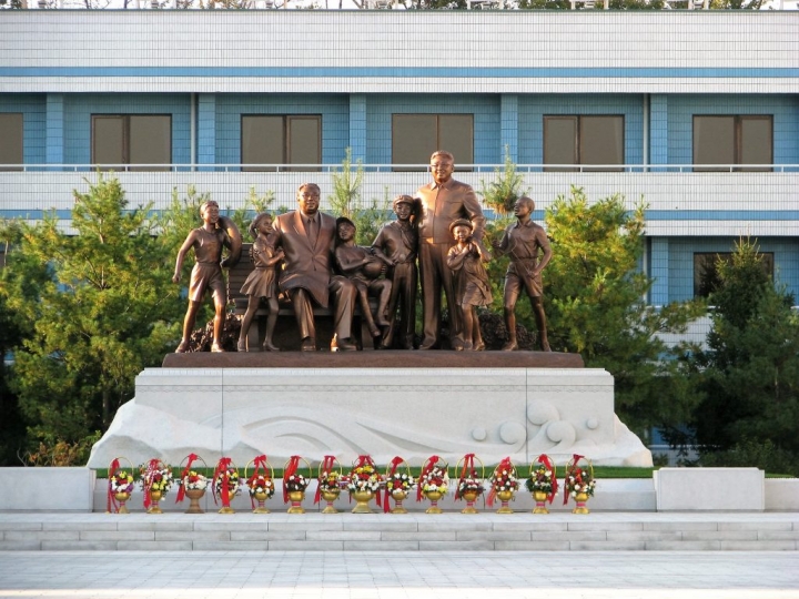 紀念北韓金氏家族的雕像。（圖：敞開的門）