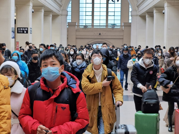 武漢漢口火車站關閉，大批市民等待離開。（圖：紐約時報中文網）