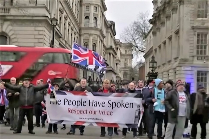 民眾上街抗議英國脫歐。（圖：美國之音）