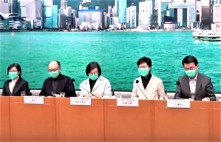 行政長官林鄭月娥與政府官員在記者會交代新肺炎疫情。（圖：視頻擷圖）