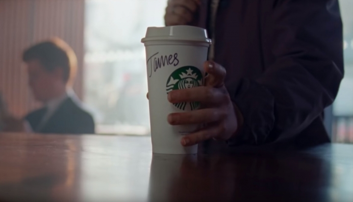 星巴克廣告中店員將變性兒童名字寫在紙杯。（圖：視頻擷圖）