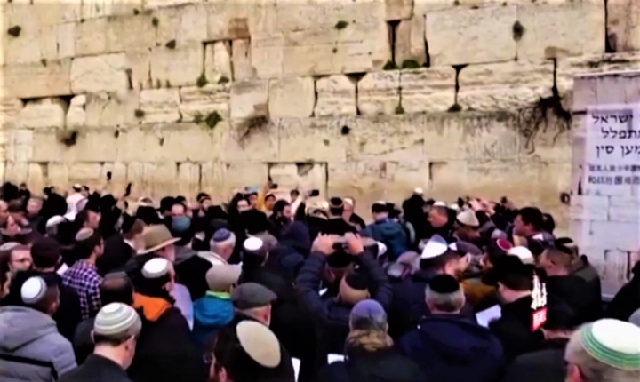 千名猶太人到哭牆為中國人求福祉。（圖：視頻擷圖）