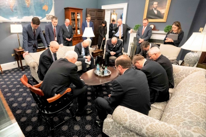  

彭斯與團隊在辦公室祈禱。 （圖：葛福臨 Twitter ） 
