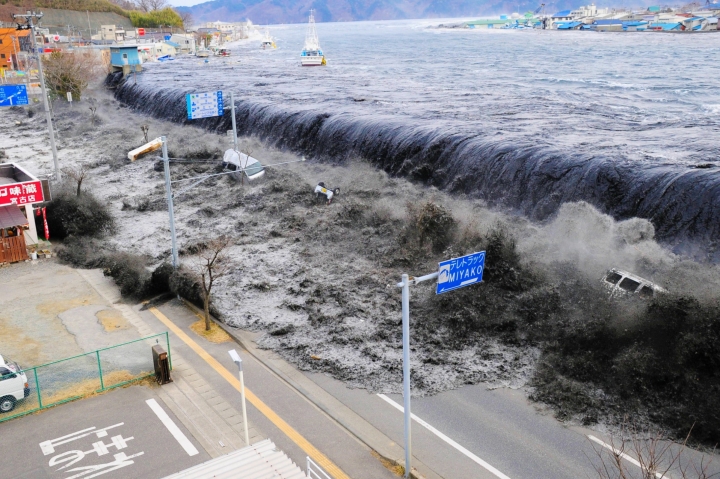 日本「311大地震」引發的海嘯超過20米沿岸4公里地區遭淹沒。（圖：美聯社） 
 
