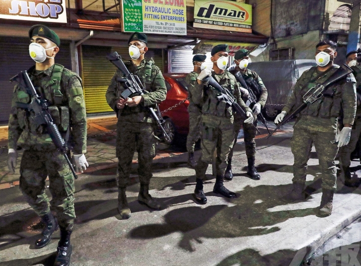 菲律賓軍警街頭荷槍實彈執行封城令。（圖：網絡圖片） 