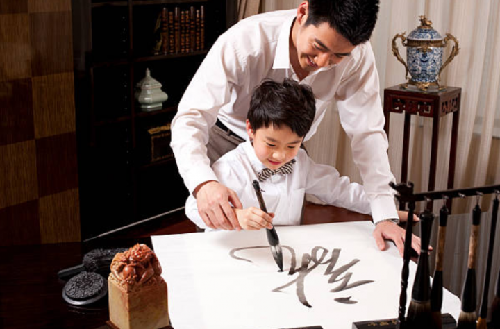 父親教導兒子習書法。（圖： Getty Images ） 

 