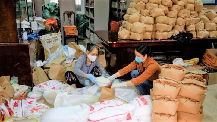 越南總教區分發大米糧食給受助家庭。（圖：梵蒂岡網） 