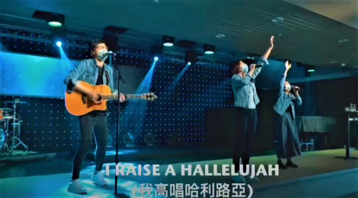 Saddleback Church敬拜隊頌唱《Raise a Hallelujah》。（圖：視頻擷圖） 