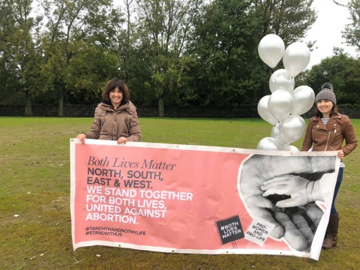 母嬰生活運動成員在校園宣傳反墮胎。（圖：母嬰生活運動臉書） 
