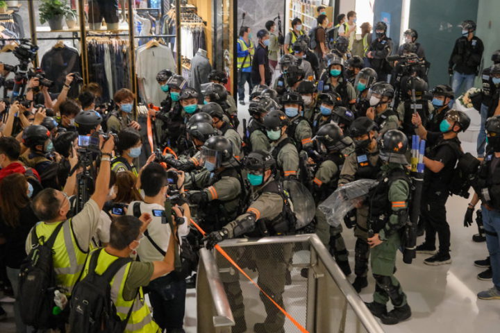 抗爭者在商場與防暴警對峙。（圖：Studio Incendo） 