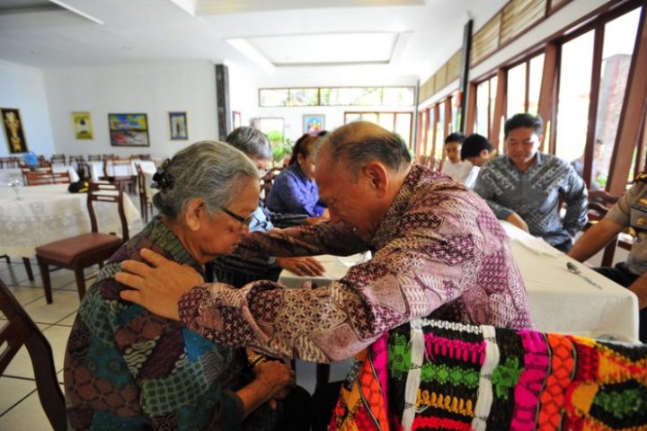 唐崇榮牧師正為一婦女祈禱。（圖：印尼歸正福音教會臉書） 