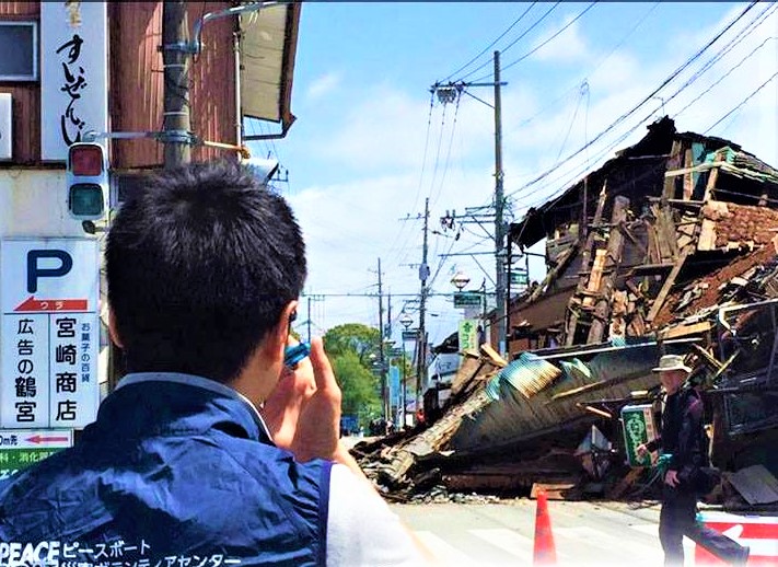 日本九州熊本市2016年發生地震，日本教會世界服務社觀察員在匯報情況。（圖：日本教會世界服務社臉書） 