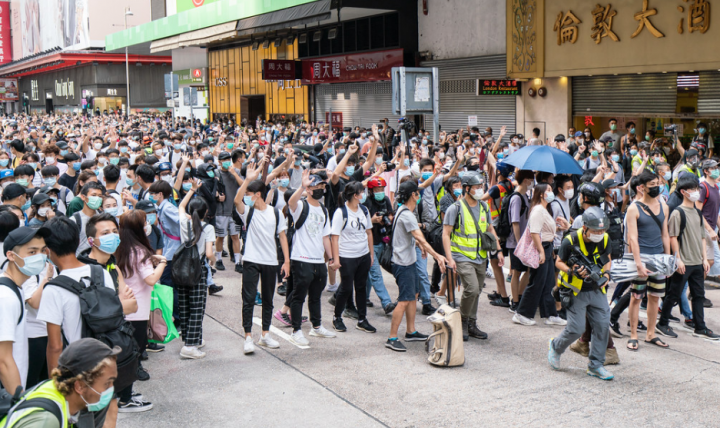 港版國安法在萬名港人示威表達不滿下通過。（圖：Getty Images） 