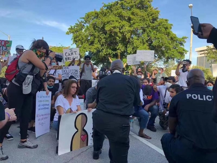 在邁亞密附近的珊瑚山牆市（Coral Gables）約有200 名示威者來到市政廳前面，代表邁阿密-戴德縣（Miami-Dade）的執法機構的22名負責人跪在台階上要求與民眾一起祈禱。