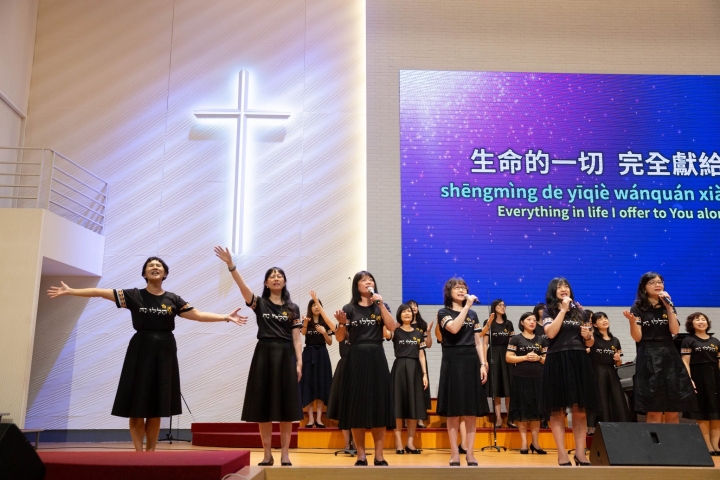 台南聖教會在全球禱告會的敬拜讚美及詩班獻詩。（圖：台南聖教會臉書）
