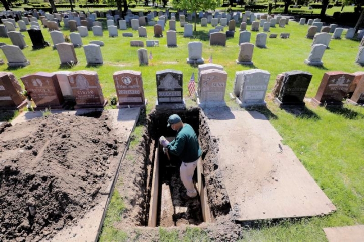 部分疫病逝者葬於馬薩諸塞州埃弗里特市的一處墓地。（圖：路透社） 

 