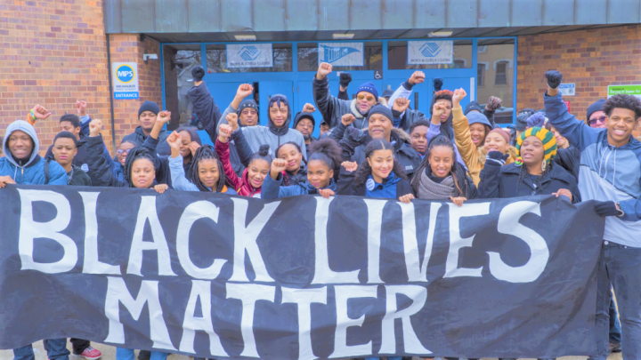 美國密爾瓦基公立學校拉起「黑人的命也是命」標語抗議。（圖：Milwaukee Public Schools網站） 