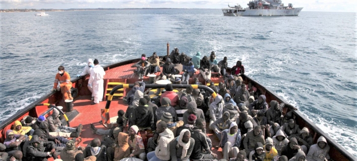 二百多難民在地中海上獲救準備前往意大利西西里島。（圖：聯合國難民署） 

 