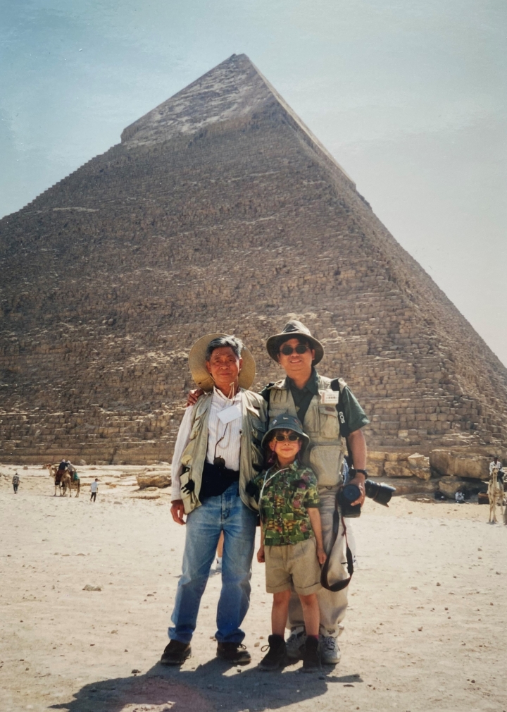 1999年蔡春曦牧師與父親及女兒攝於埃及金字塔。（圖：蔡春曦牧師 提供）