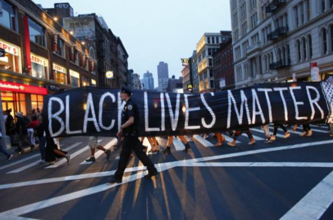美國非裔男子弗洛伊德遭警員膝部壓頸致死，美歐各地爆發反種族歧視示威。（圖：網絡圖片）