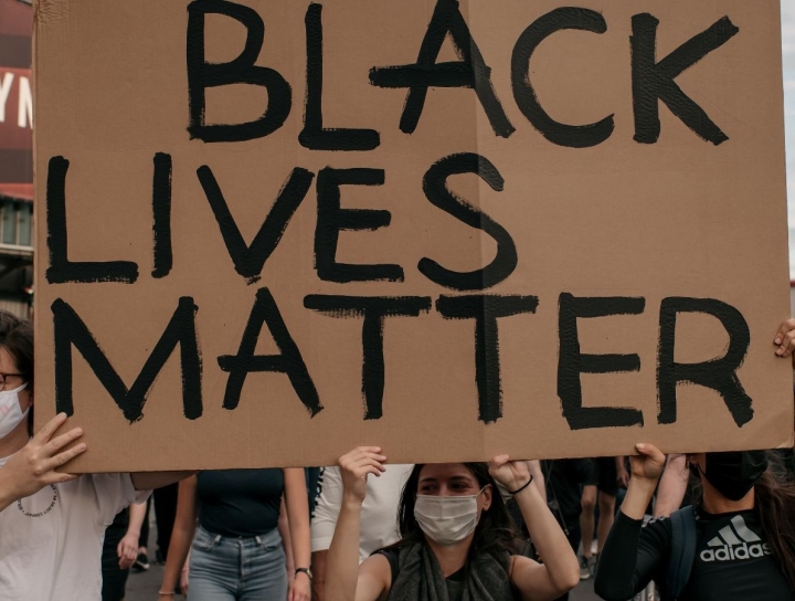 美國非裔男子弗洛伊德死於警暴，全國掀起反種族歧視運動。（圖：網絡圖片）