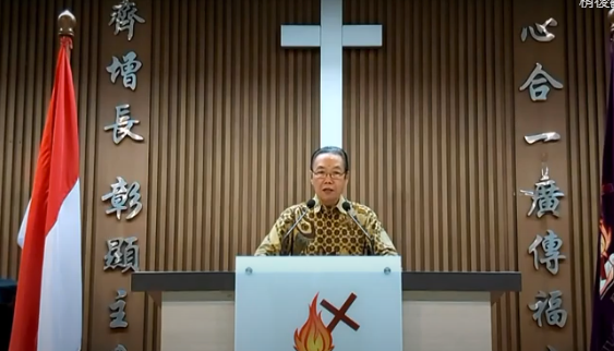 周建平牧師在視頻呼籲堂會配合政府防疫政策。（圖：印華基聯網站）