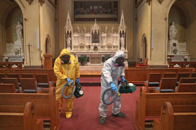清潔人員為教堂消毒。（圖：Getty Images） 