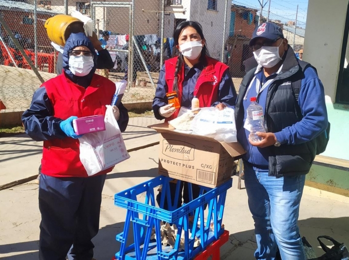 明愛玻利維亞社牧關懷成員探訪監獄，送上食品、藥品和衛生用品。（圖：明愛玻利維亞） 