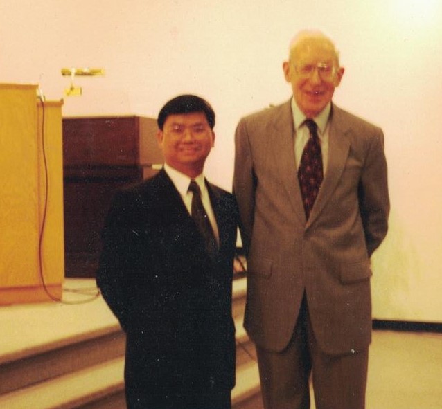 巴刻博士與蔡春曦牧師攝於1998年普及神學課程舉行畢業典禮後。（圖：蔡春曦牧師提供）