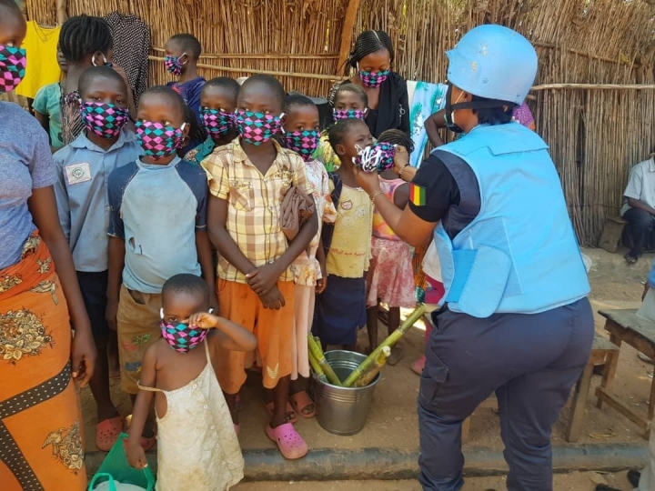 聯合國剛果民主共和國維持和平特派團成員向兒童和婦女分發口罩。（圖：聯合國臉書） 