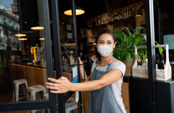 疫情下食肆要求員工客人帶口罩。（圖： Getty Images ） 