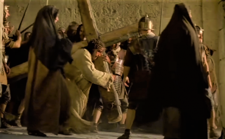 《受難曲》耶穌背十字架一幕。（圖：youtube擷圖） 
