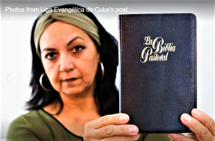 阿利達·萊昂在臉書展示「我信聖經」標籤及聖經圖片。（圖：古巴福音派聯盟臉書） 