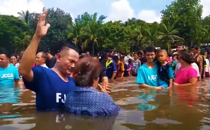 逾千在河中受浸。（圖：youtube 擷圖） 