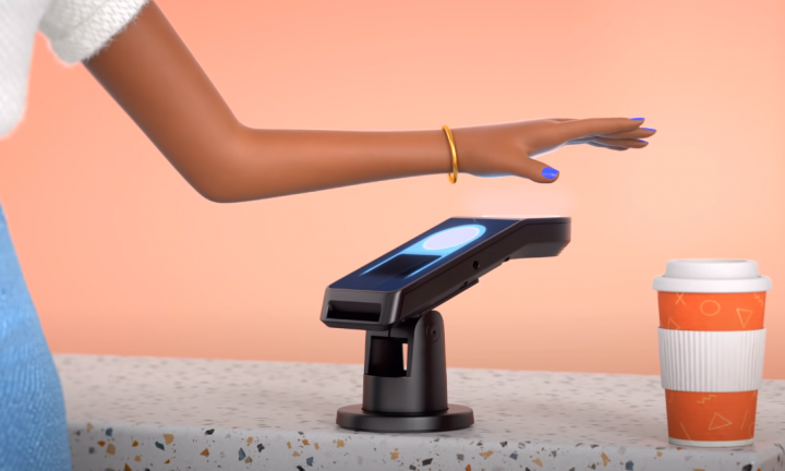 亞馬遜宣傳片示範掃描掌紋進行付款。（圖： Amazon 視頻擷圖） 