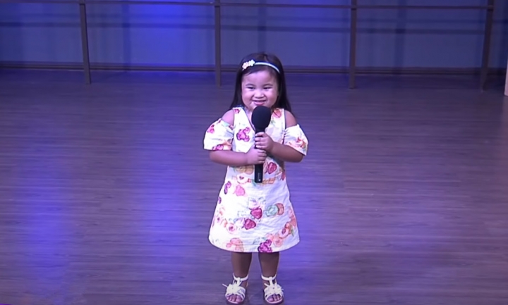 菲律賓兩歲女童唱出一系列動人詩歌。（圖： YouTube 擷圖） 
