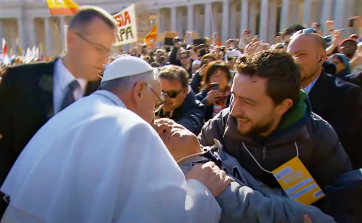 教宗親吻傷健者。（圖：記錄片Francesco視頻擷圖）