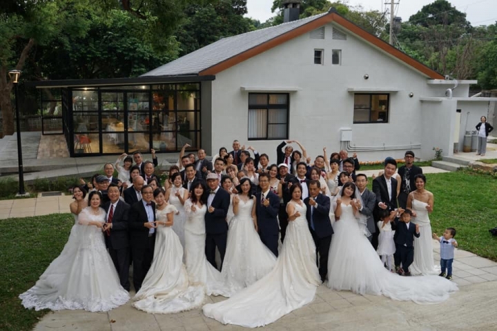 浸聯會30對牧師夫婦重披婚紗合照。（圖：粘碧鳳臉書） 
