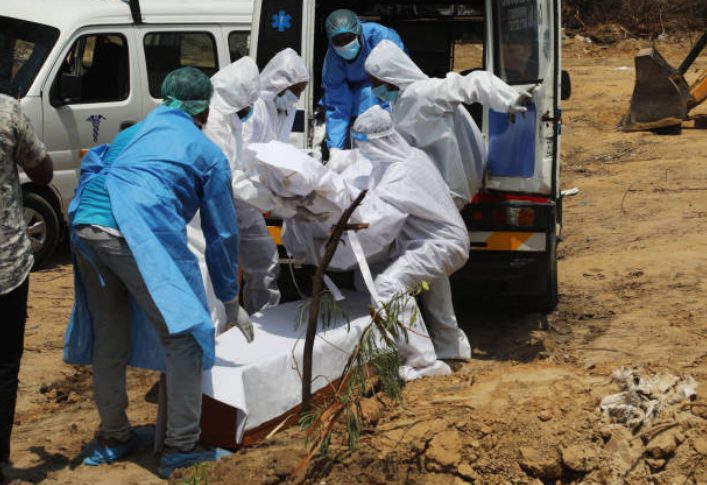 醫護人員運送受病毒感染死亡的屍體。（圖：Getty Images） 

 